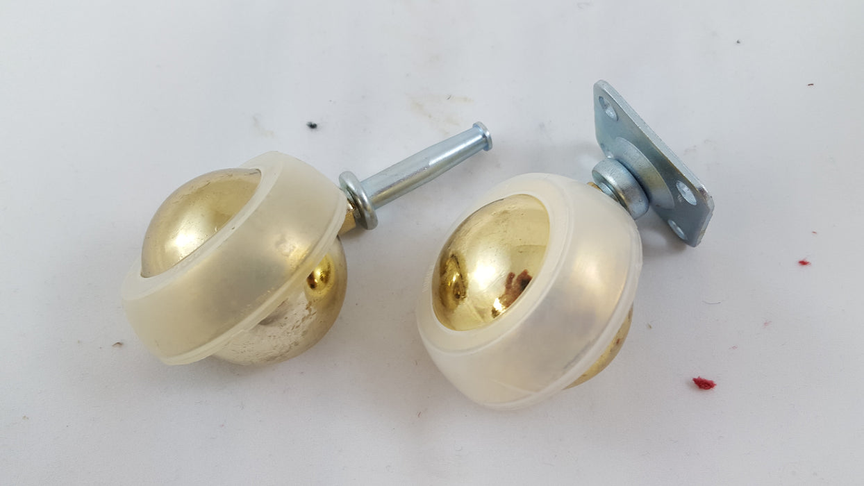 IMPORTED PLATE 2.5" BRASS CASTERS